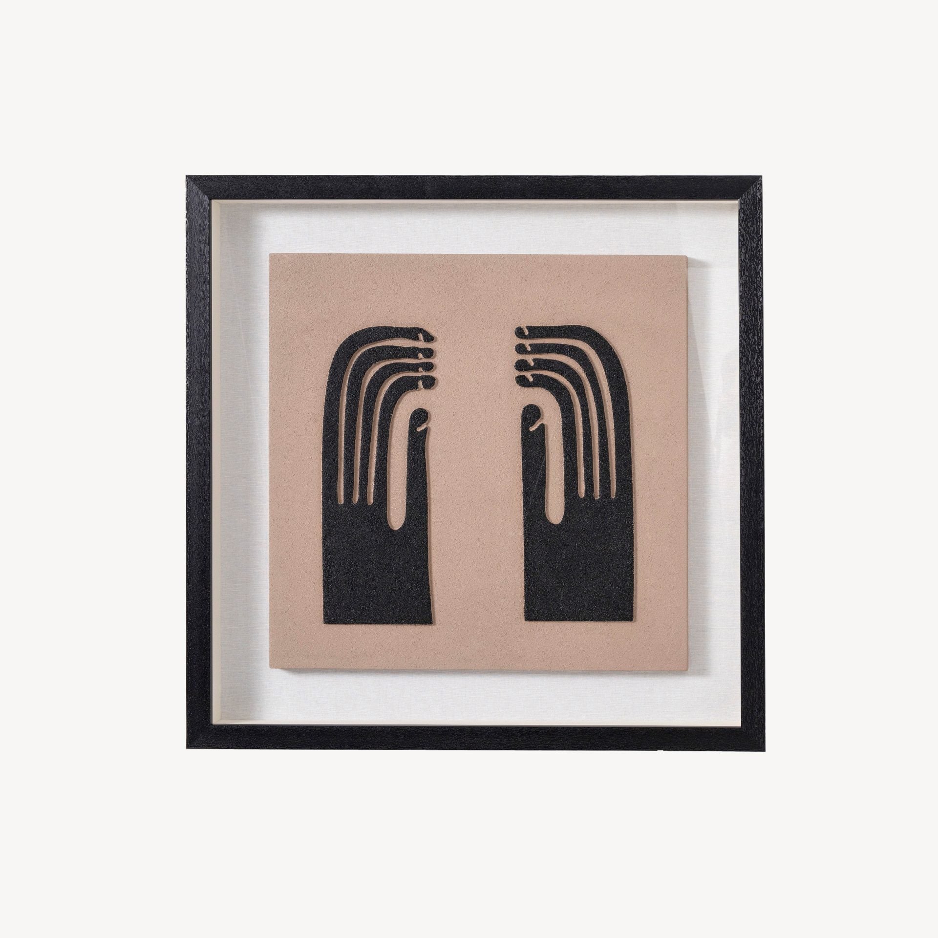 Quadro vitrina, moldura preta, escultura madeira